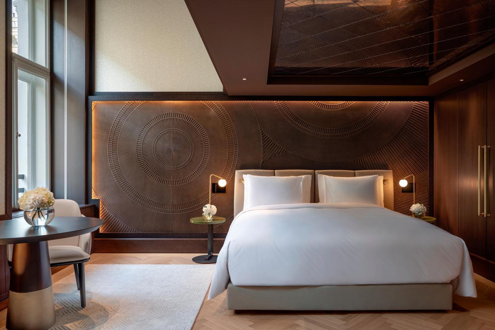 Almanac Palais Vienna Hotell Exteriör bild A bedroom at The London Edition