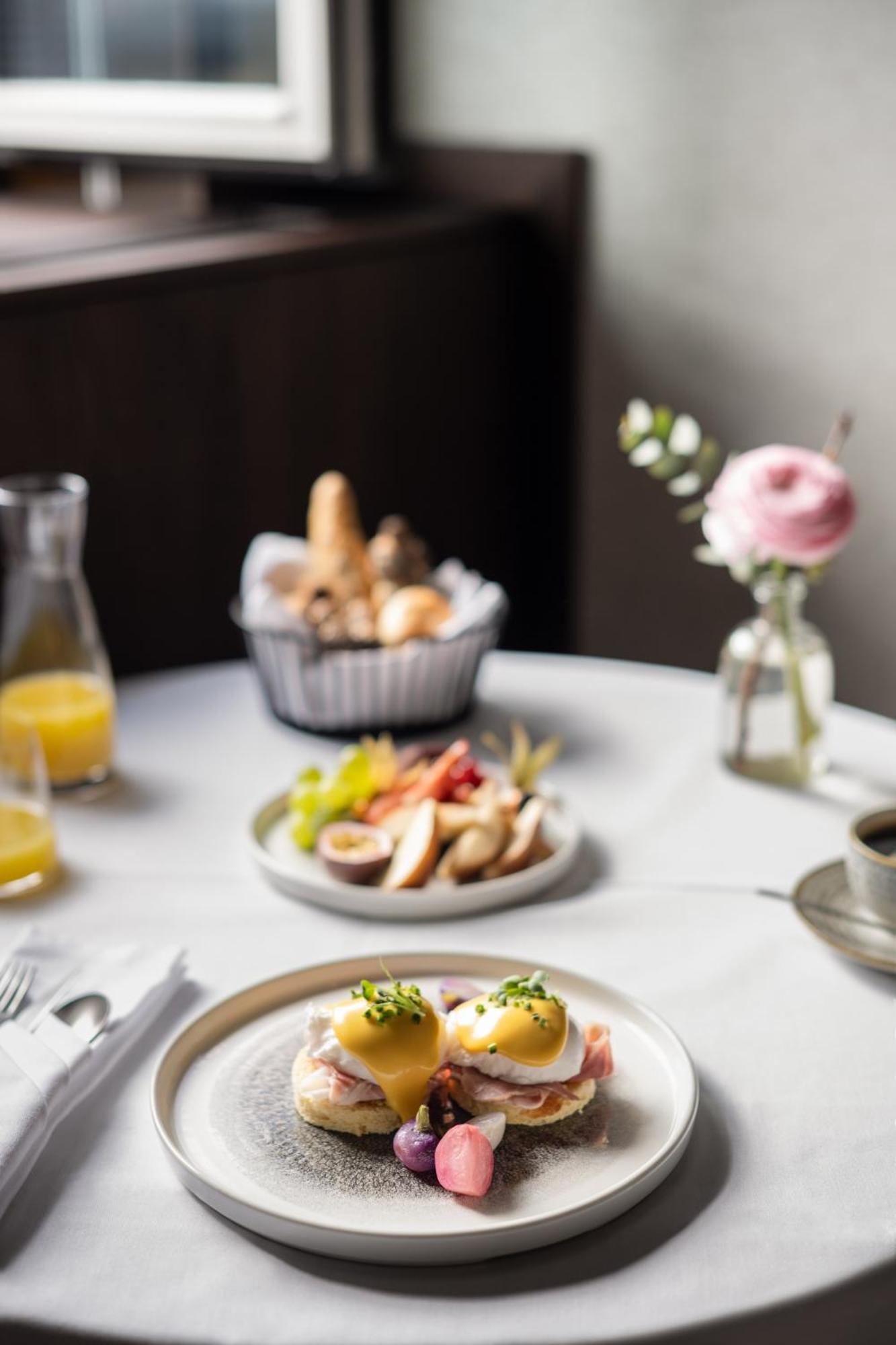 Almanac Palais Vienna Hotell Exteriör bild A breakfast table